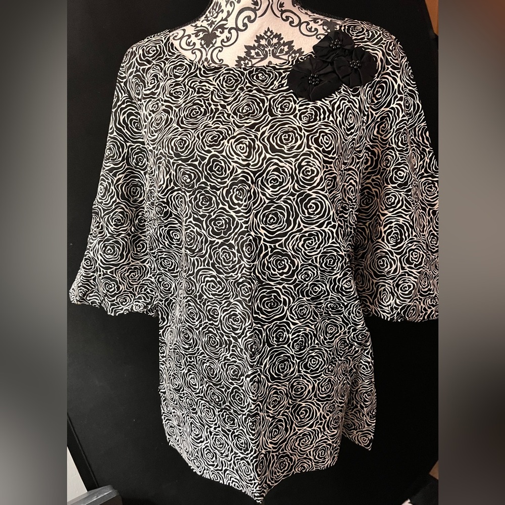 Lilly Pulitzer black & white floral tunic with black flower accents Size Large